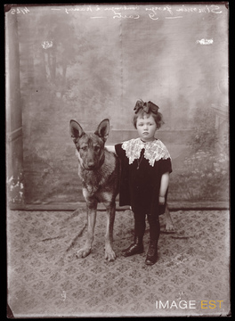 Photographie d'une fille avec un chien (Le Val-d'Ajol)